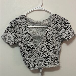 BRANDY MELVILLE White and Black Patterned Wrap Around Short Sleeve Crop Top